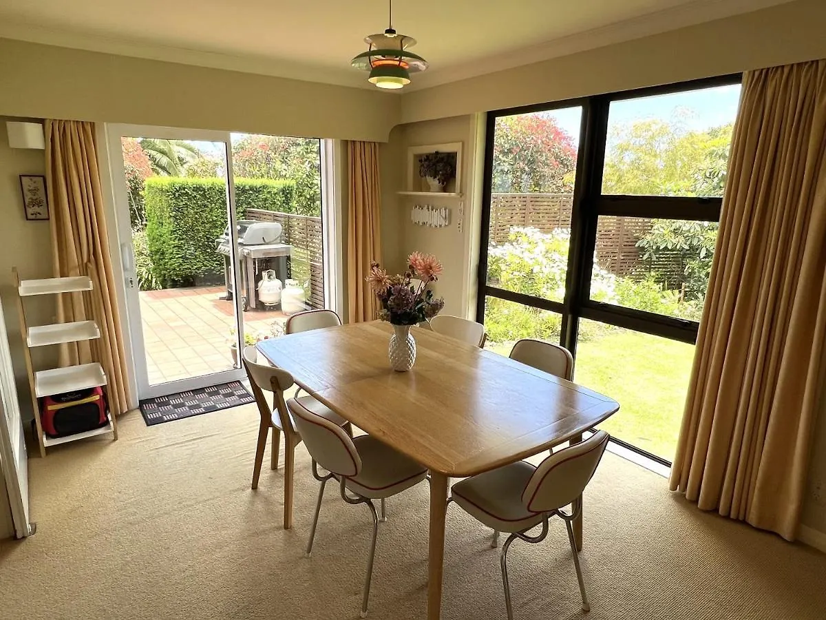 Tranquility Base - Waikanae Beach Holiday Home 0*,  Nieuw-Zeeland