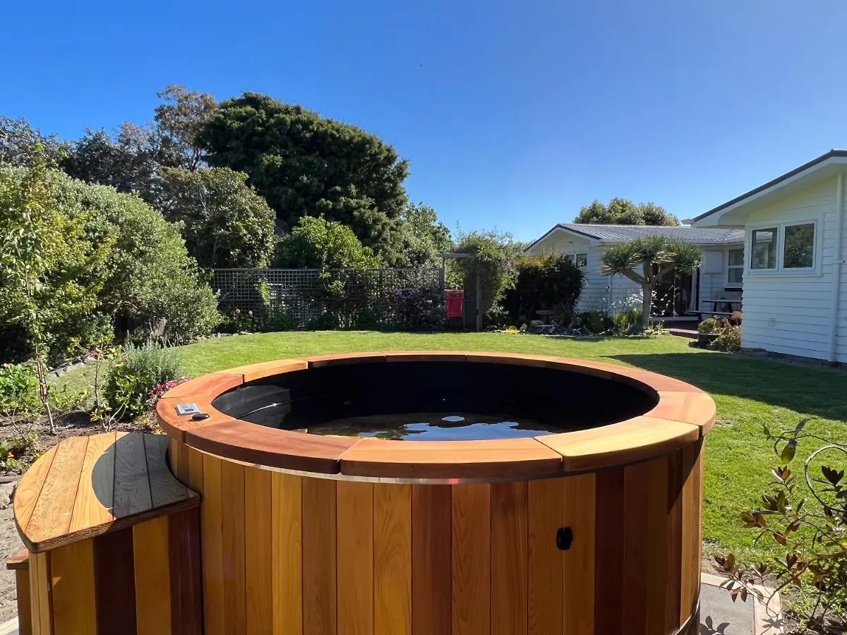 Tranquility Base - Waikanae Beach Holiday Home 0*,  Nieuw-Zeeland