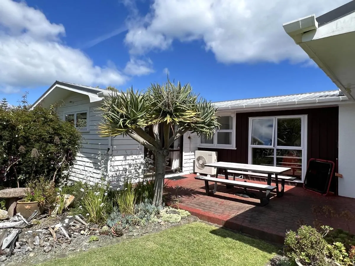 Tranquility Base - Waikanae Beach Holiday Home Nieuw-Zeeland